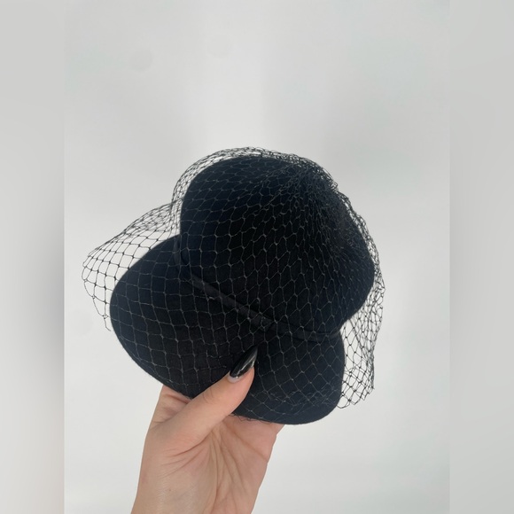 50s/60s Black Pillbox Style Wool Felt Hat With Netting And Flower Embellishment - Picture 4 of 15